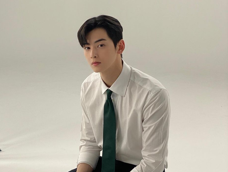Check Out: Cha Eun-woo Looks Dapper In A Green Shirt-Coat And Layered  Necklaces From Chaumet