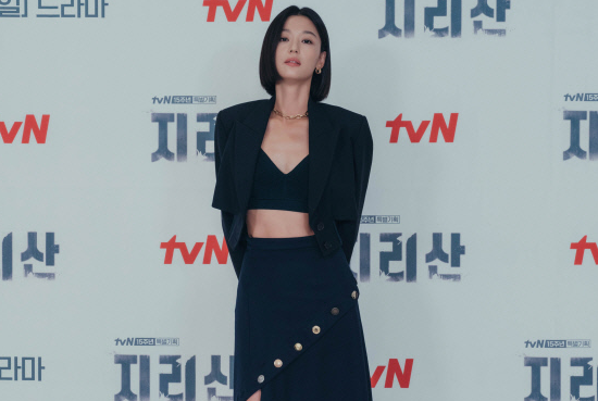 A atriz de 'Jirisan', Jun Ji Hyun, impressiona muitos com seu abdômen e corte de cabelo