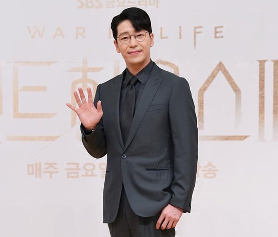 Uhm Ki Joon Net Worth 2021: Is 'The Penthouse: War in Life' Star as