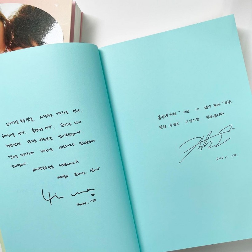Kim Seon Ho Pens Heart-Warming Message in ‘Hometown Cha-Cha-Cha’ Script Book