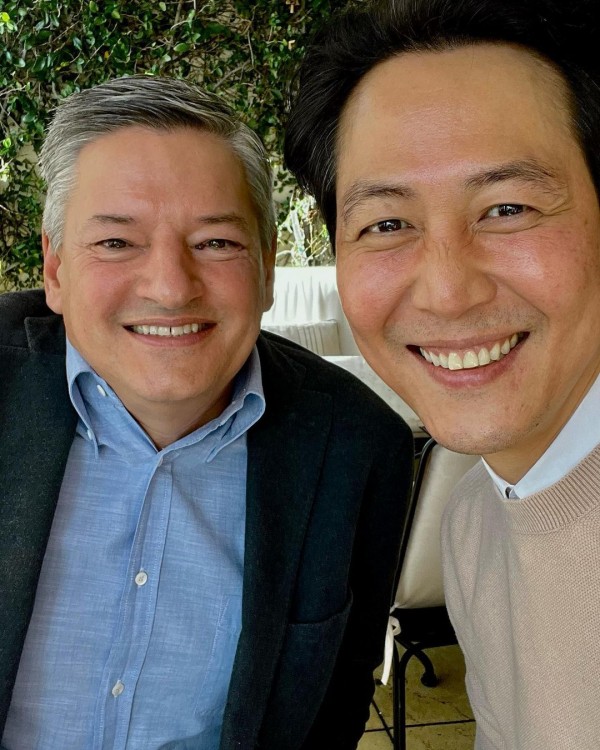 Squid Game' star Lee Jung Jae shares a happy selfie with
