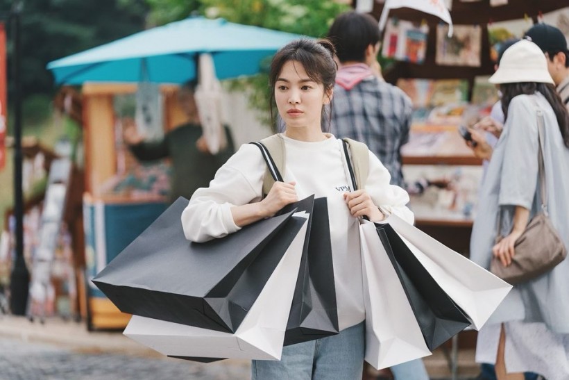 Song Hye Kyo is a Hard Working Fashion Student in New ‘Now, We Are Breaking Up’ Stills