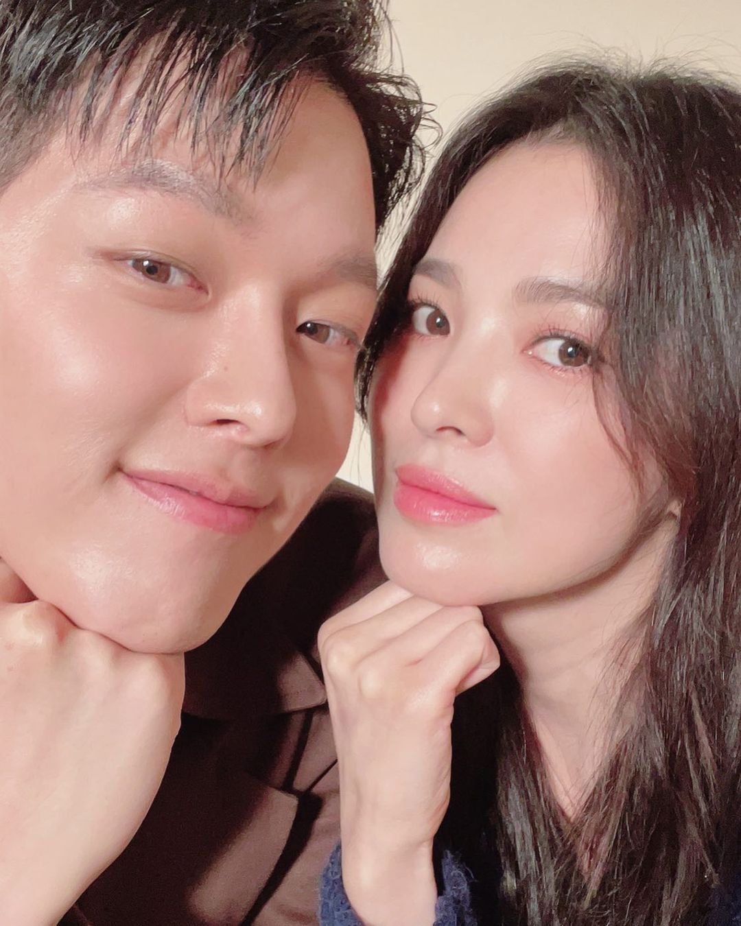 Song Hye Kyo and Jang Ki Yong Reveal Selfie Together After Successful Now, We Are Breaking Up Premiere + Drama Achieves New Impressive Ratings KDramaStars image