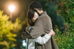 ‘Now, We Are Breaking Up’ Episode 7 Spoiler: Song Hye Kyo Gives Jang Ki Yong a Warm Hug 