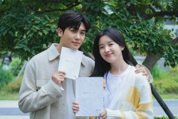 Park Hyung Sik Gets Emotional Filming His Last Scene with Han Hyo Joo in ‘Happiness’