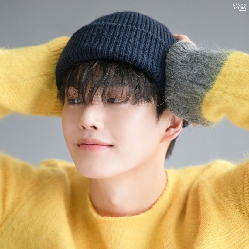 Namoo Actors Unveils Song Kang’s Alluring Behind-The-Scenes Snaps for His 2022 Season Greetings