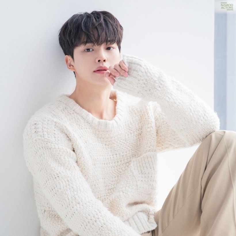 Namoo Actors Unveils Song Kang’s Alluring Behind-The-Scenes Snaps for His 2022 Season Greetings