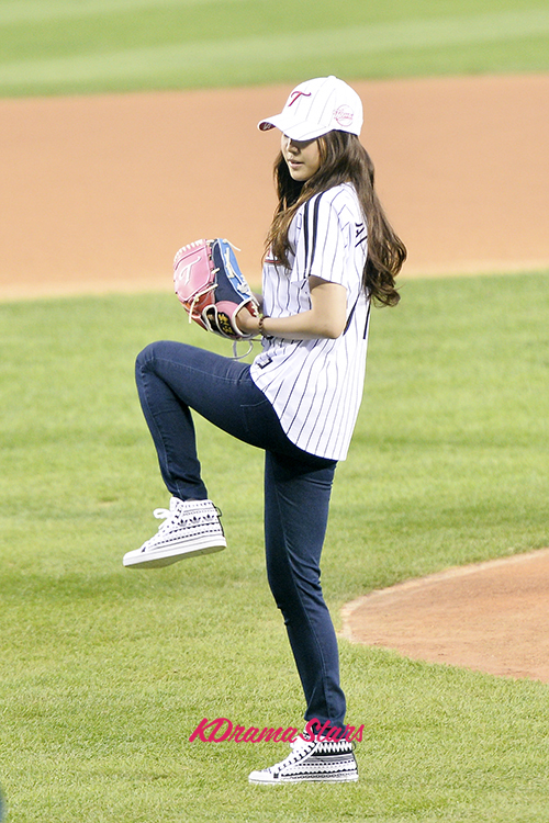 A Pink's Son Na Eun Trows The First Pitch at LG Twins vs KIA