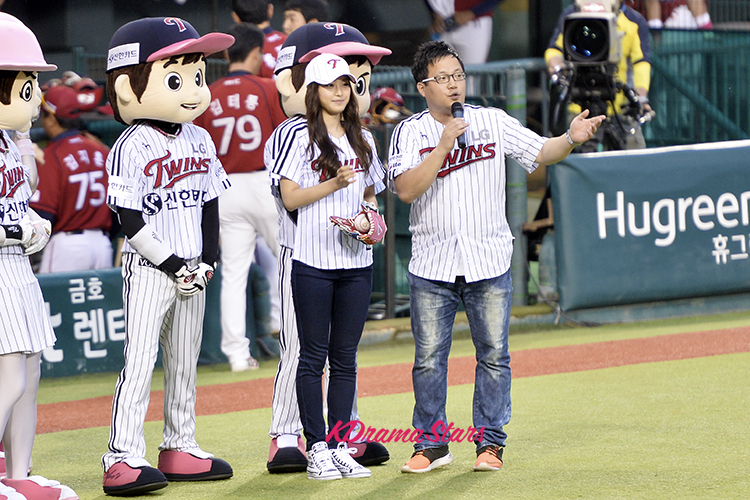 A Pink's Son Na Eun Trows The First Pitch at LG Twins vs KIA