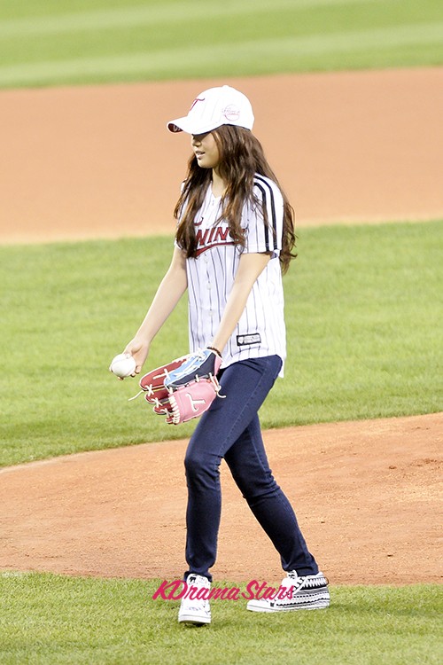 A Pink's Son Na Eun Trows The First Pitch at LG Twins vs KIA