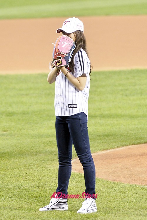 A Pink's Son Na Eun Trows The First Pitch at LG Twins vs KIA