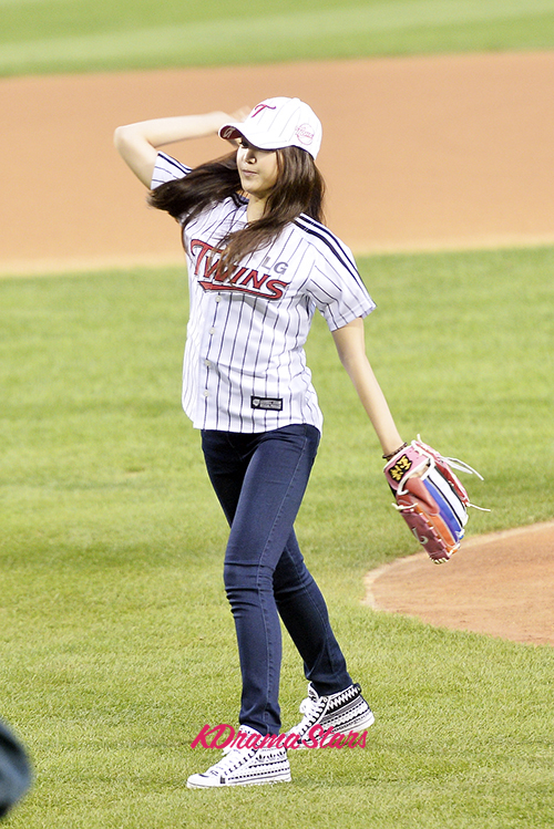 A Pink's Son Na Eun Trows The First Pitch at LG Twins vs KIA