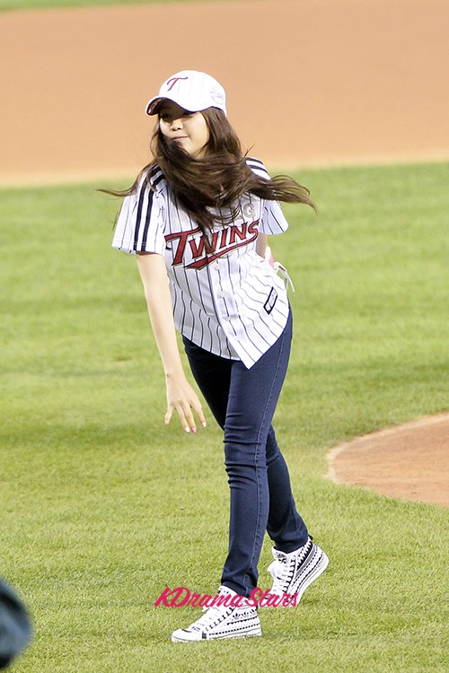 A Pink's Son Na Eun Trows The First Pitch at LG Twins vs KIA