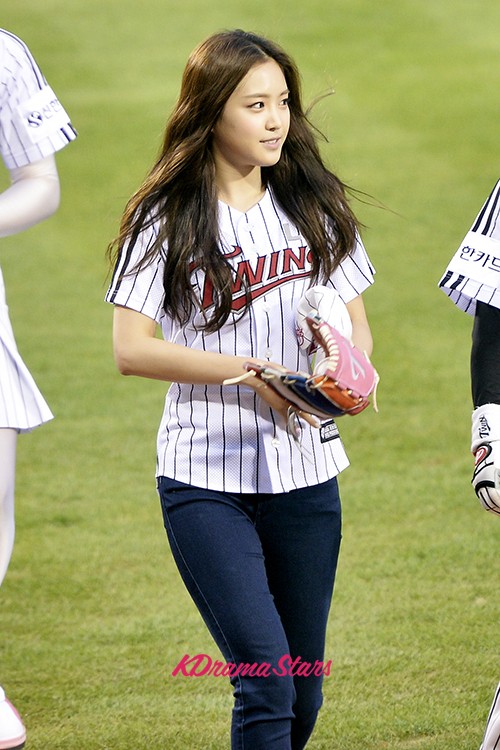 A Pink's Son Na Eun Trows The First Pitch at LG Twins vs KIA