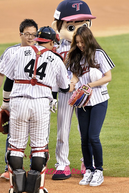 A Pink's Son Na Eun Trows The First Pitch at LG Twins vs KIA