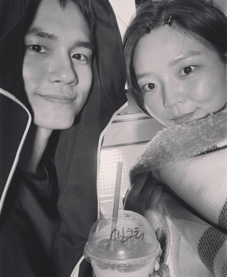 Esom, Ong Seong Wu Share Thoughtful Gift From Yoo Ah In On Set of ‘Starlight Falls’