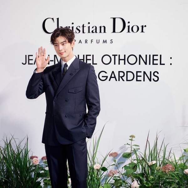 Cha Eun-Woo at the DIOR fashion show in Paris 🔥🔥🔥 Sorry for the