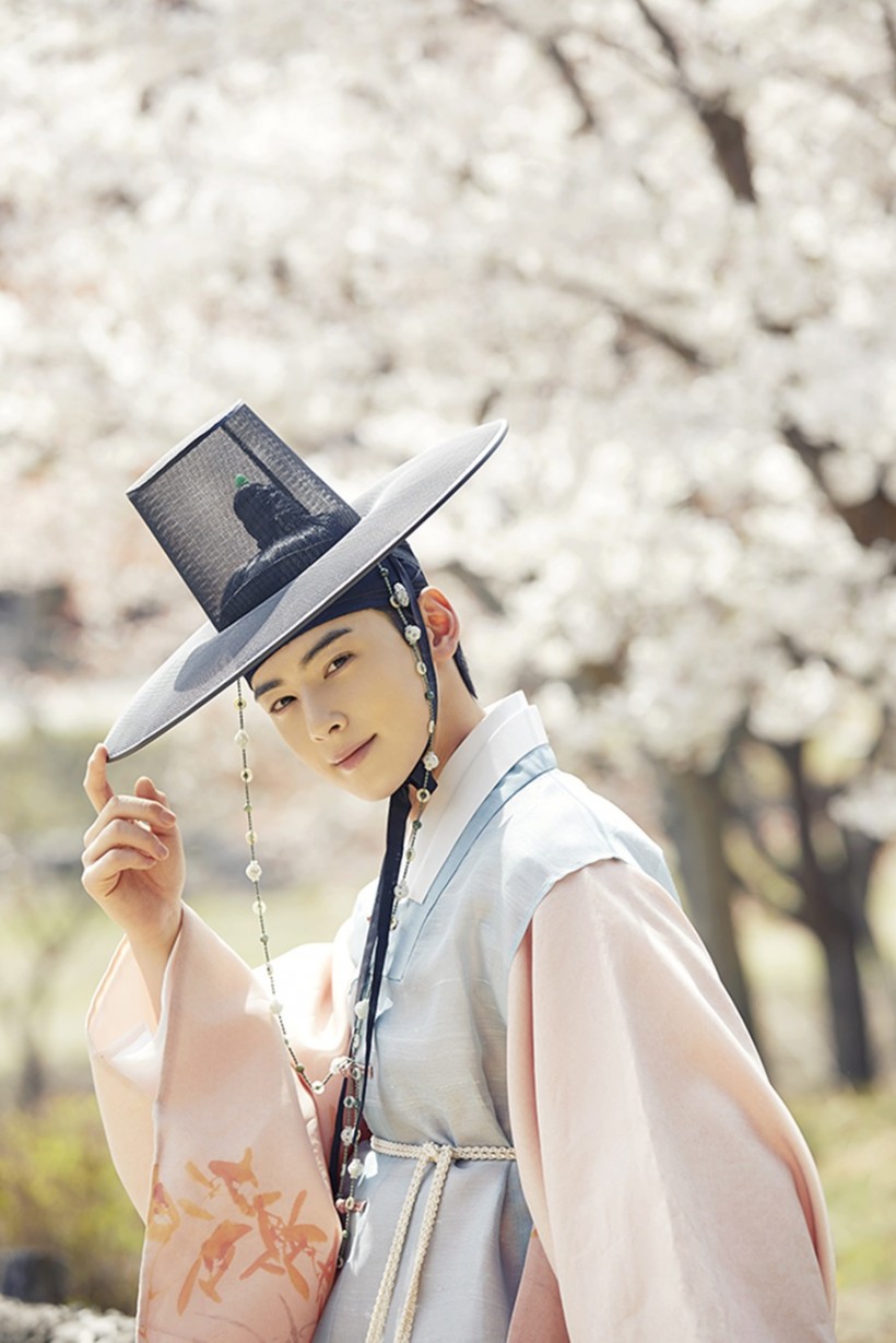 Korean Actors Who Look the Most Handsome in Hanbok: Lee Junho, Cha Eun Woo, More