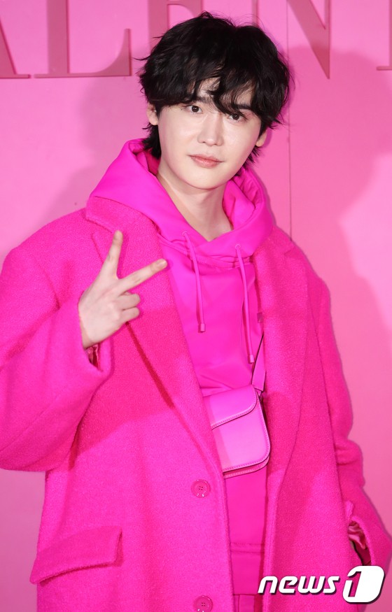 Lee Jong Suk Dons in Hot Pink at Valentino Event—And He’s Making Us Blush!