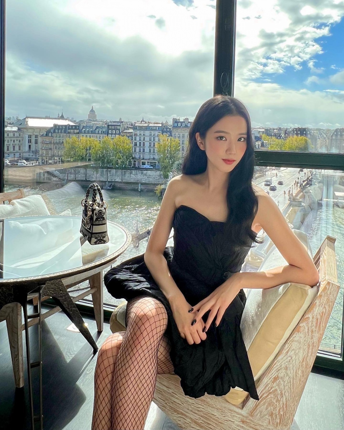 BLACKPINK star Jisoo steals limelight at Dior Paris Fashion Week