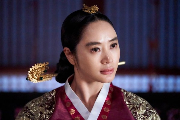 ‘under The Queens Umbrella Episode 9 Kim Hye Soo Discovers The Physicians Secret Connection