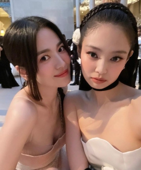 Song Hye Kyo e Jennie do BLACKPINK surpreendem fãs com selfie no Met Gala