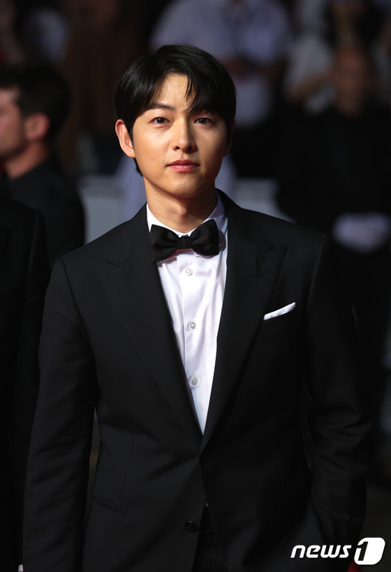Louis Vuitton on X: Cannes Film Festival 2023. House Ambassador Song  Joongki chose a classic black suit for his appearance at the 76th edition.  #SongJoongki #LouisVuitton #Cannes2023  / X