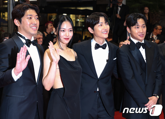 Louis Vuitton on X: Cannes Film Festival 2023. House Ambassador Song  Joongki chose a classic black suit for his appearance at the 76th edition.  #SongJoongki #LouisVuitton #Cannes2023  / X