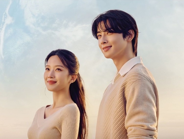 Moon Ga Young e Cha Eun Woo vistos juntos em uma praia o navio