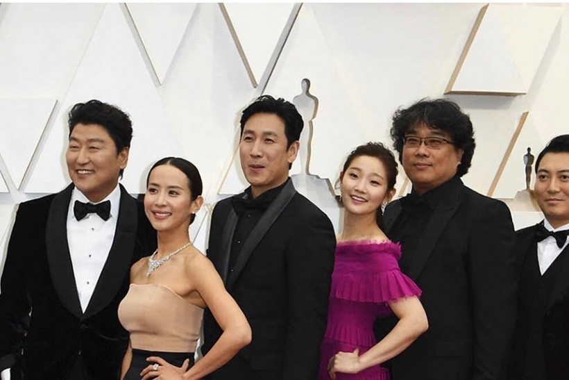 Lee Sun-kyun and Director Bong Joon-ho with other casts of 