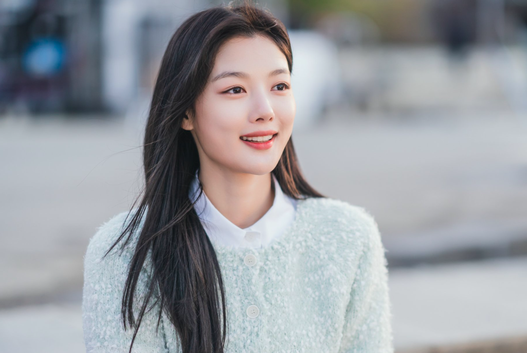 Kim Yoo Jung Spotted at Airport and Goes Viral