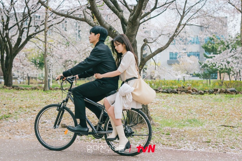 'Love Next Door' couple, Jung Hae In and Jung So Min