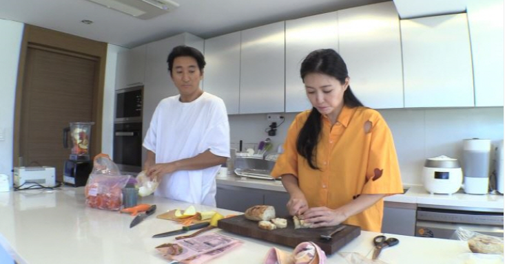 Shin Hyun Joon with his wife 