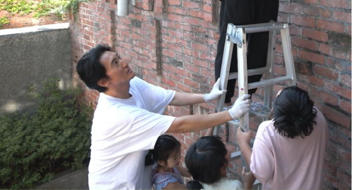 Shin Hyun Joon with his family