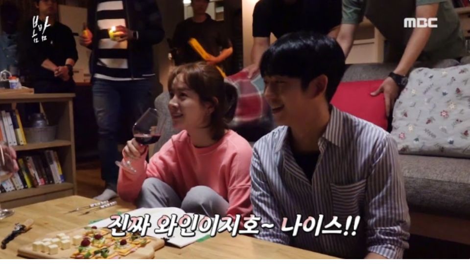 Wine Not? Jung Hae In’s Boyfriend-Like Concern Over Co-Star Han Ji Min’s Drinking Goes Viral