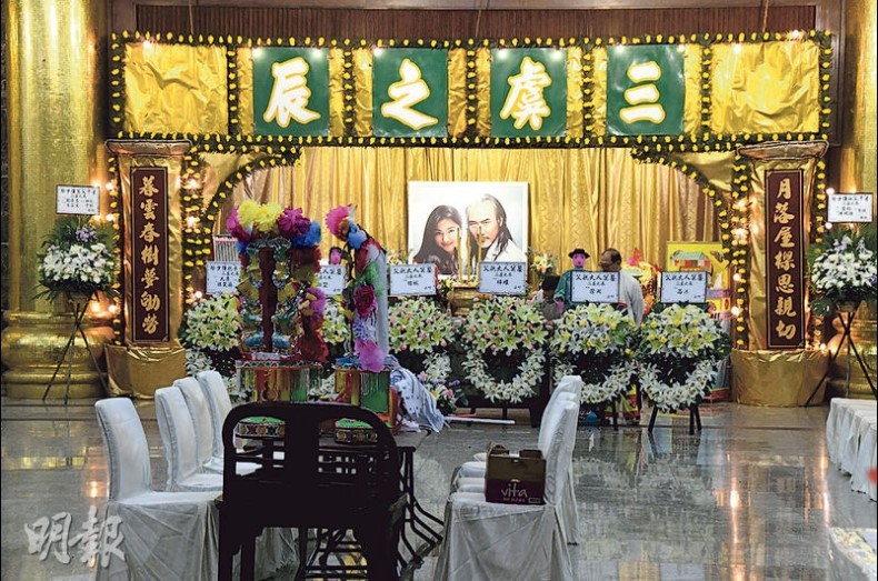 The memorial service had a Buddhist ceremony. Floral arrangements from Norman Chui's brother and five children were placed in the center and in front of the phot