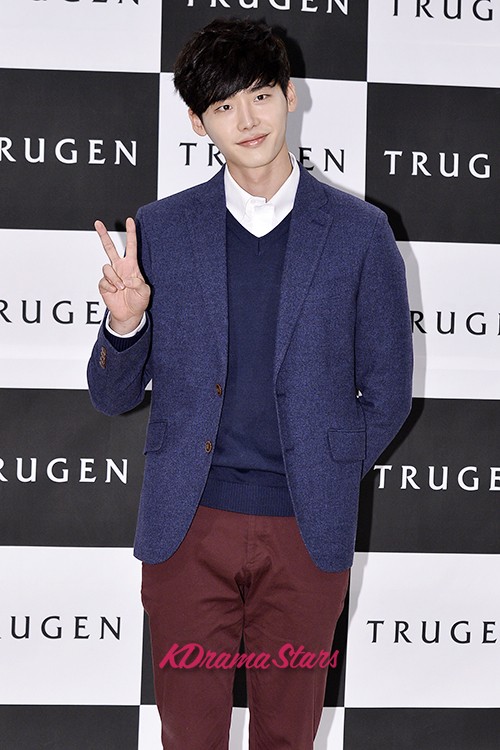 Lee Jong Suk Holds Fan Sign Event for Clothing Brand 'Trugen' [Photos