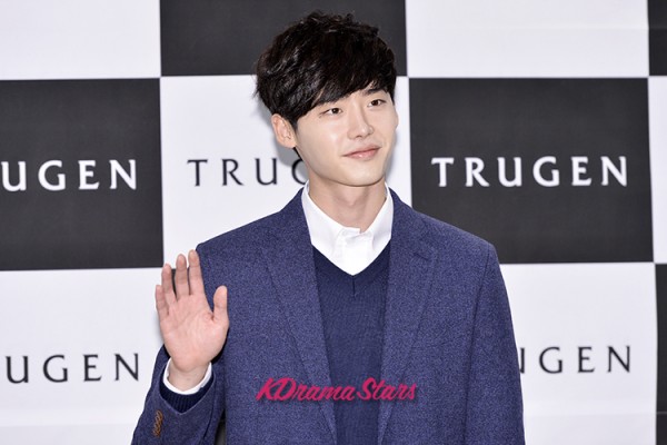 Lee Jong Suk Holds Fan Sign Event for Clothing Brand 'Trugen' [Photos