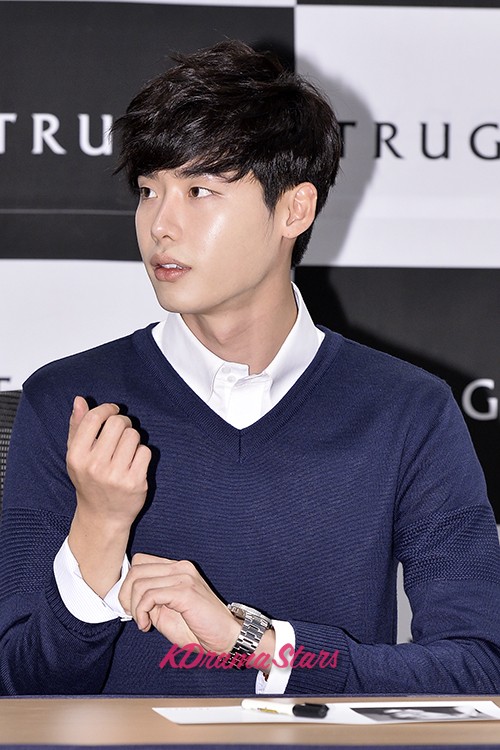Lee Jong Suk Holds Fan Sign Event for Clothing Brand 'Trugen' [Photos