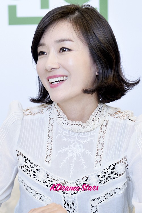 Actress Oh Yeon Soo Holds Fan Sign Event for 'Cenovis' [Oct 20