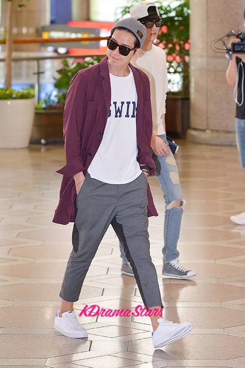 Park Hae-jin shows off casual airport fashion