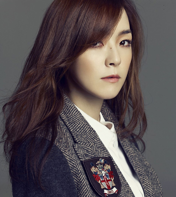 Kim Yoon Ah's 'DAKS LADIES RED LABEL' Fall and Winter Photo shoot