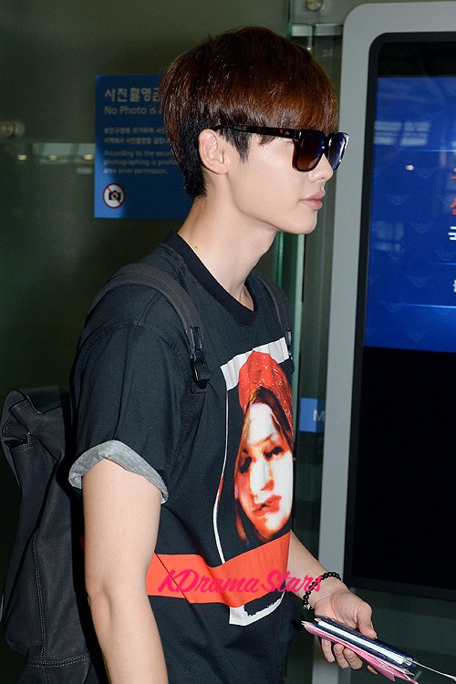 Lee Jong Suk Chic Black Outfit While Leaving for Filming Movie 'No