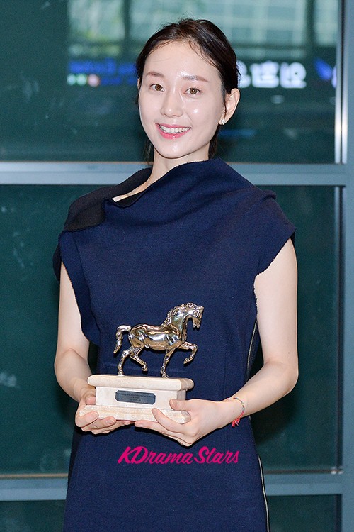 Lee Yoo Young Picked up the Best Actress Award at the Milano International Film 